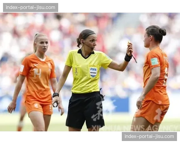 法甲首位女性主裁判斯蒂芬妮·弗拉帕尔谈执法男子顶级联赛的经历 法甲首位女性主裁判斯蒂芬妮·弗拉帕尔谈执法男子顶级联赛的经历