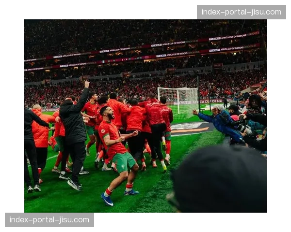 终场哨响时刻：斯图加特球员庆祝欧冠资格关键胜利